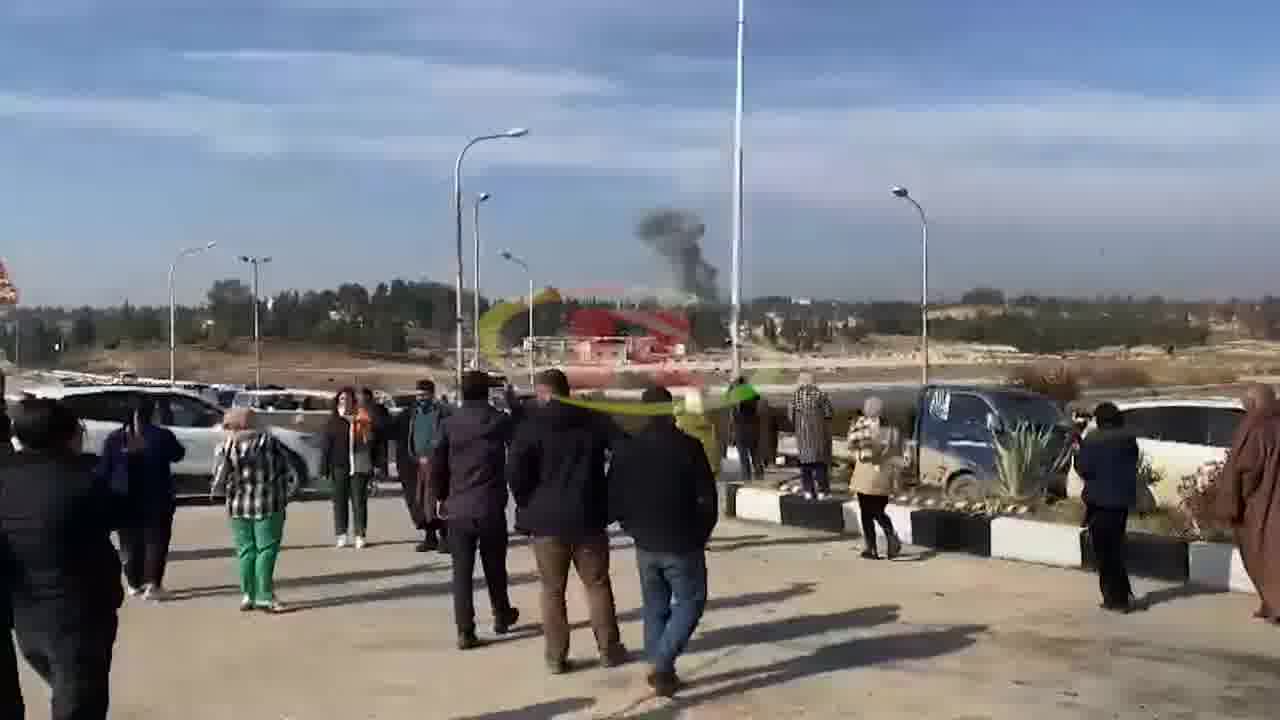 Er zijn nieuwe luchtaanvallen gemeld nabij de Tishrin-dam en de demonstranten arriveren bij de dam