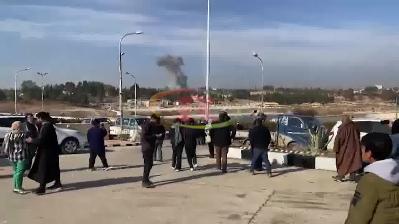 Er zijn nieuwe luchtaanvallen gemeld nabij de Tishrin-dam en de demonstranten arriveren bij de dam