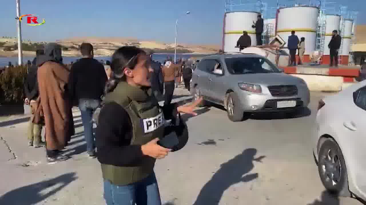 Varios ciudadanos resultaron heridos como consecuencia del ataque aéreo contra un convoy de manifestantes civiles que se dirigía a la presa de Tishren.