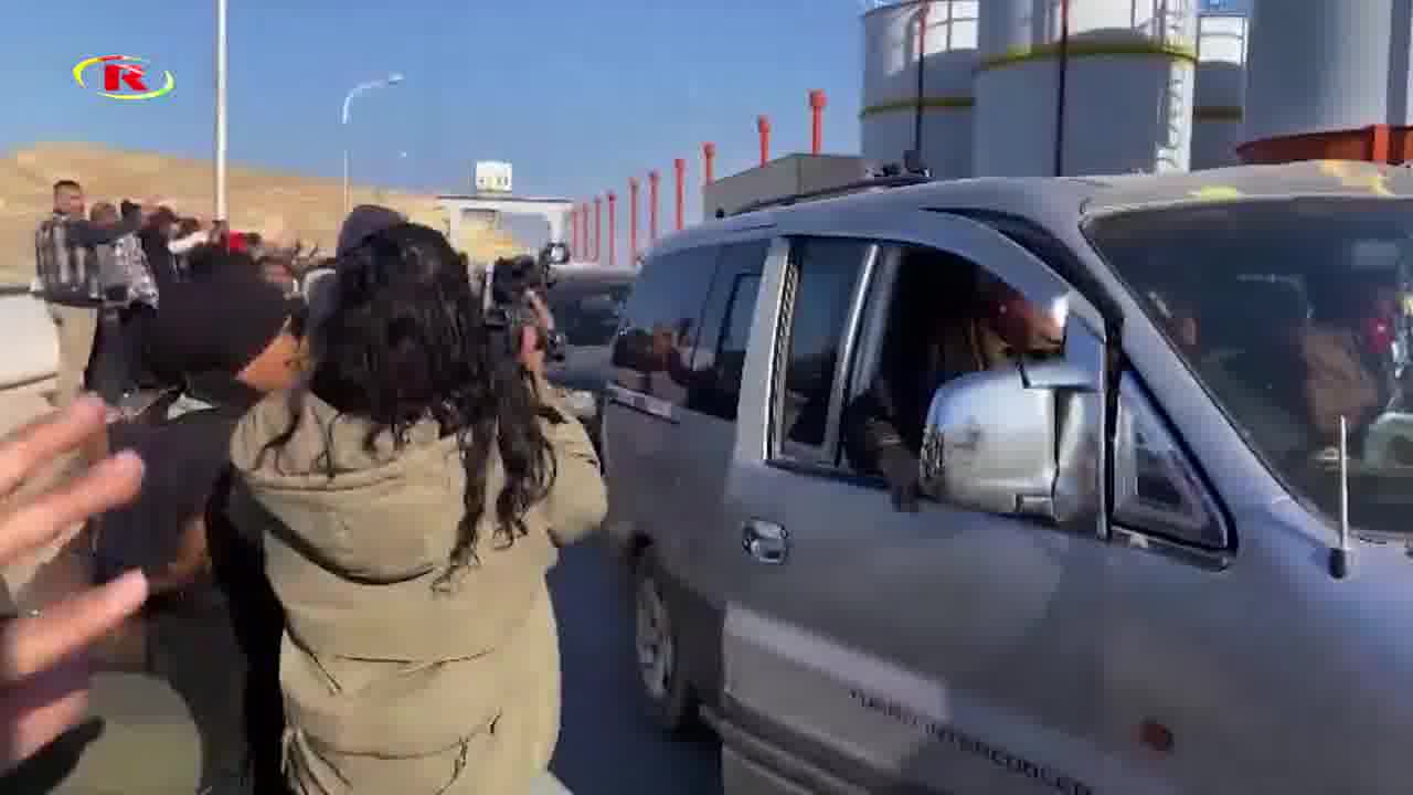 Varios ciudadanos resultaron heridos como consecuencia del ataque aéreo contra un convoy de manifestantes civiles que se dirigía a la presa de Tishren.