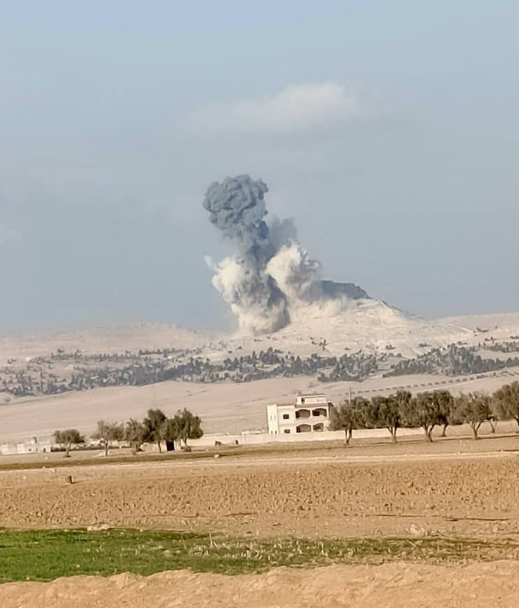 Aviones de guerra turcos atacan puntos de la milicia Fuerzas Democráticas Sirias (FDS) cerca de la aldea de Shash al-Bubna, cerca de la presa Tishreen en el campo de Manbij