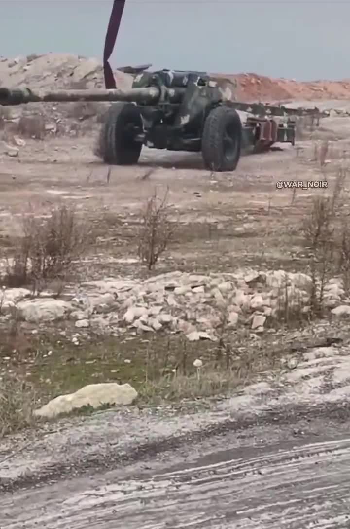 Según se informa, las SDF capturaron dos obuses M-46, un Grad y un automóvil de la TFSA en la zona rural de Manbij. El patrón de camuflaje sugiere que fueron abandonados recientemente tras el colapso del régimen de Assad.