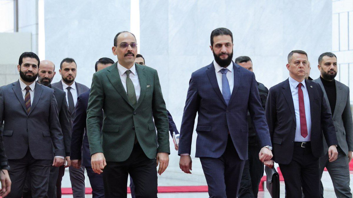 Damasco: El líder de la nueva administración siria, Ahmed al-Sharaa, el ministro de Asuntos Exteriores, Asaad al-Shaibani, y el jefe del Servicio General de Inteligencia, Anas Khattab, del gobierno interino sirio, reciben a una delegación de la República de Turquía encabezada por Ibrahim Kalin, jefe del Servicio de Inteligencia turco.