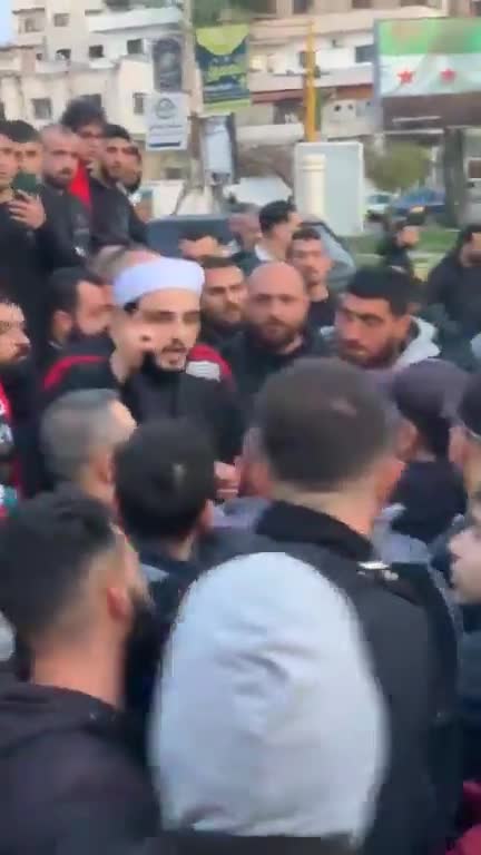 Alawite figures are mobilizing people and calling for protests following events in Jablah countryside. Video from Tartus