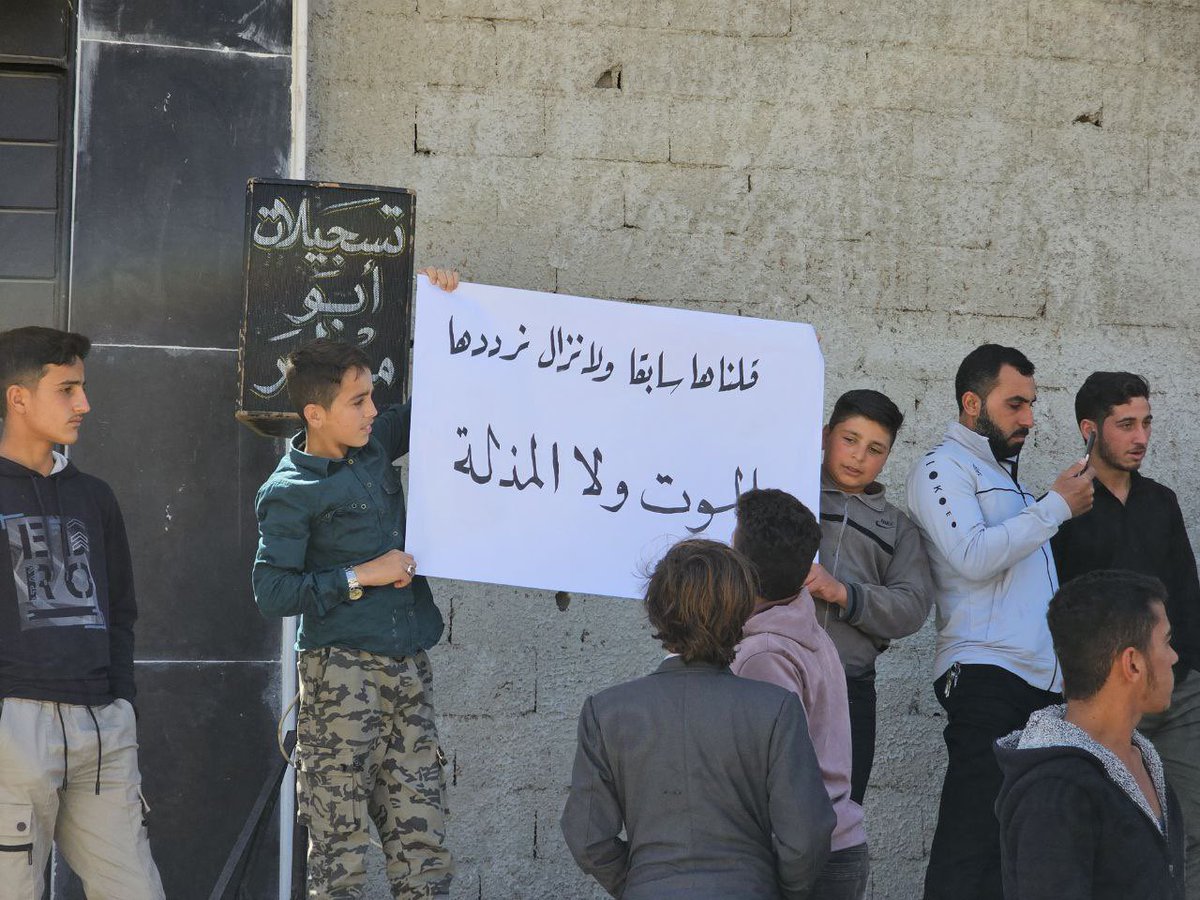 A protest stand in the city of Inkhil, north of Daraa, denouncing the Israeli massacre and in solidarity with the dead of the city of Nawa.