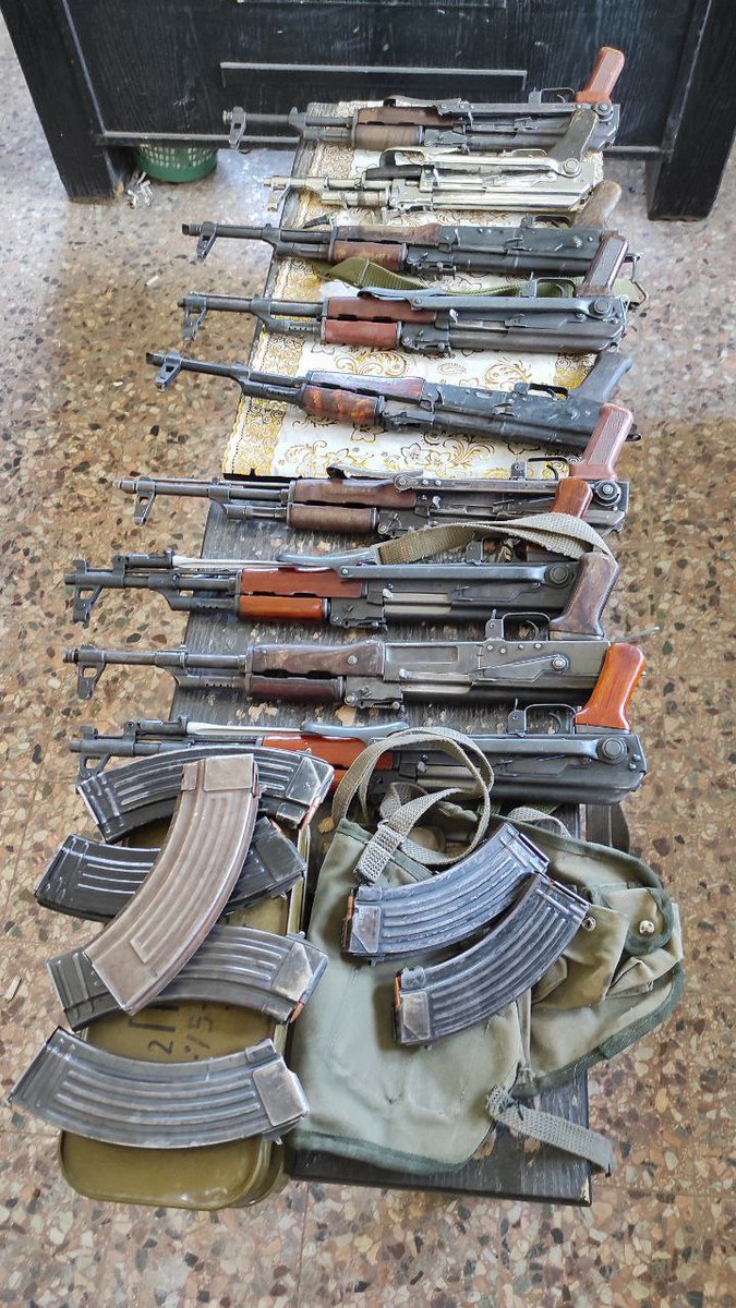 Forces affiliated with the General Security Service carried out raids in the vicinity of the city of Dael and the town of Ibtaa in the central Daraa countryside, targeting sites involved in the theft, possession, and trafficking of weapons. During the raids, the forces found quantities of weapons in a site north of the city of Dael and another west of the town of Ibtaa, as shown in the photos.