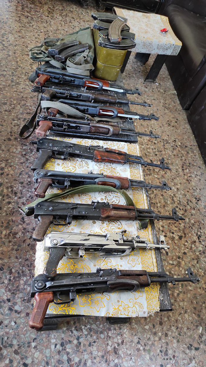 Forces affiliated with the General Security Service carried out raids in the vicinity of the city of Dael and the town of Ibtaa in the central Daraa countryside, targeting sites involved in the theft, possession, and trafficking of weapons. During the raids, the forces found quantities of weapons in a site north of the city of Dael and another west of the town of Ibtaa, as shown in the photos.