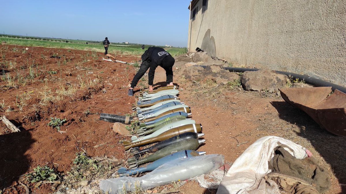 Forces affiliated with the General Security Service carried out raids in the vicinity of the city of Dael and the town of Ibtaa in the central Daraa countryside, targeting sites involved in the theft, possession, and trafficking of weapons. During the raids, the forces found quantities of weapons in a site north of the city of Dael and another west of the town of Ibtaa, as shown in the photos.