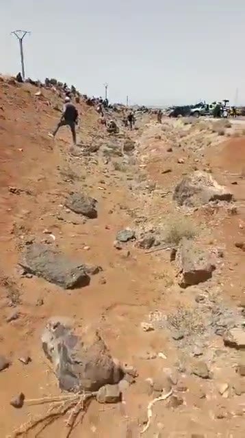 Renewed clashes on the Damascus-Suwayda road from the direction of Matla in the Damascus countryside, as Bedouin tribes continue to prevent the convoy that left Suwayda from advancing towards Damascus.