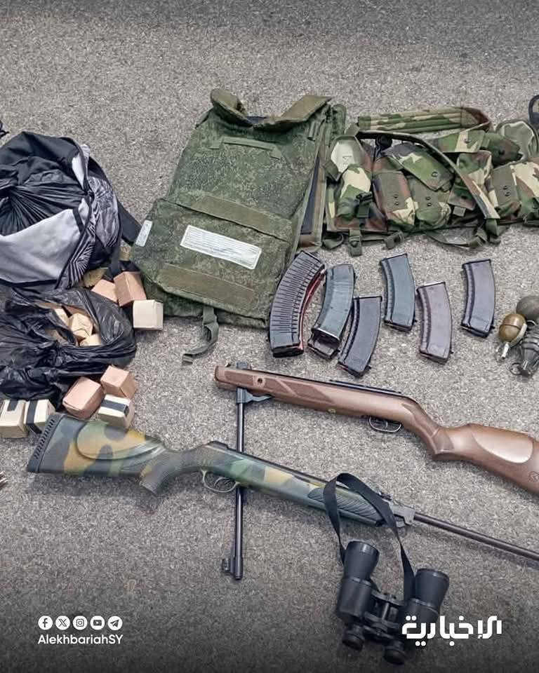 The Security forces carried out a raid in Qerdaha (E. Latakia), after they got intel on the presence of outlaws. They uncovered weapons and 2 Assadists involved in previous attacks were arrested
