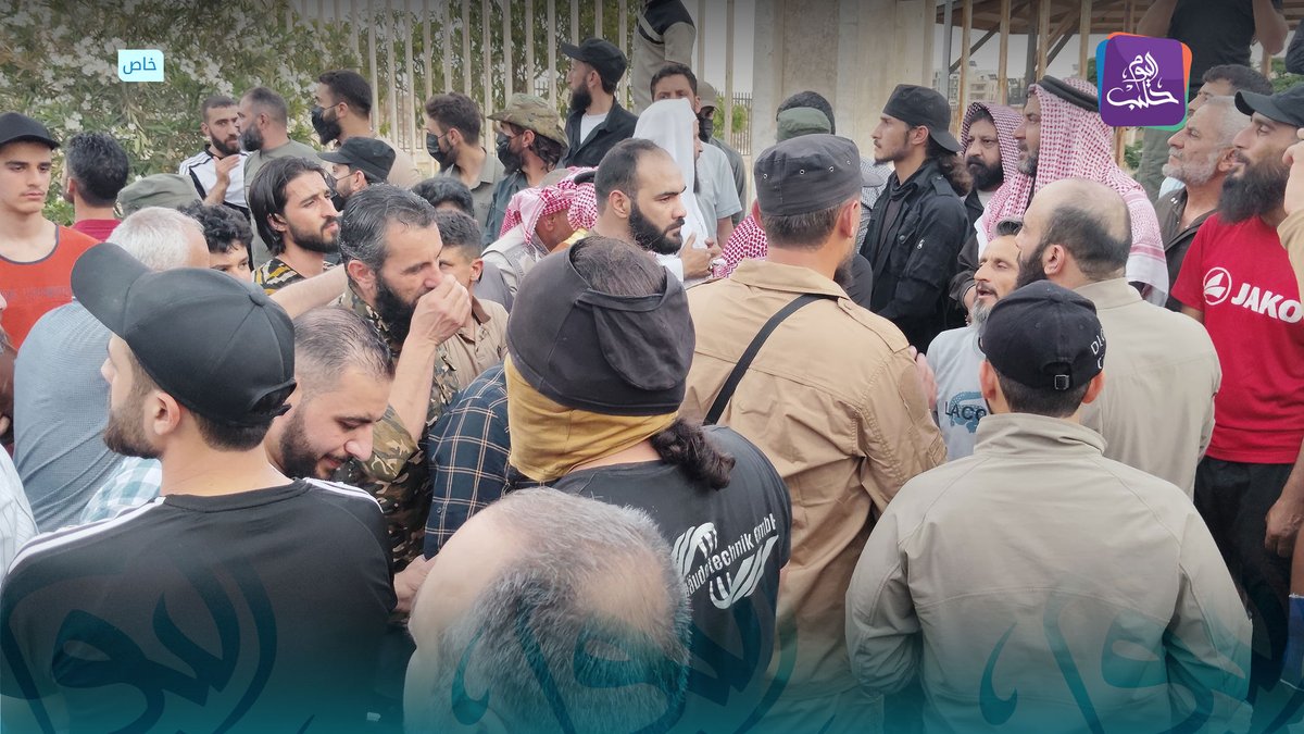A protest took place in front of the Palace of Justice in Aleppo, demanding the dismissal of judges accused of loyalty to the former regime and participating in repressive campaigns during the revolution years. Protesters raised banners demanding the purification of the judiciary, the accountability of those involved in violations against civilians, and the release of Obeida al-Tahhan, head of the righteous section in Aleppo, after.