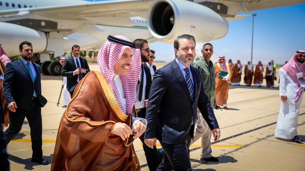 Minister of Foreign Affairs and Expatriates, Mr. Asaad Hassan Al-Shaibani, received his Saudi counterpart, His Highness Prince Faisal bin Farhan bin Abdullah Al Saud, at the head of a high-level delegation, upon his arrival at Damascus International Airport.