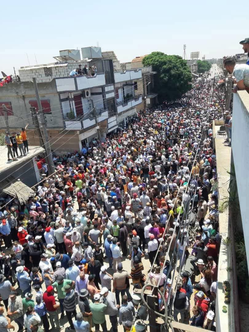 Homs: Thousands of residents from the Al-Murshidiyah sect participate in a sit-in in the town of Al-Ghassaniyah and in the Karm Al-Louz neighborhood in the countryside of Homs, protesting the killing of two young men, Hamadeh Darwish and Houd Al-Hashem, who were members of the sect