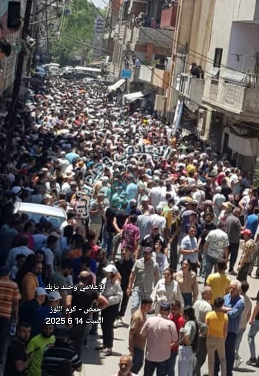 Homs: Thousands of residents from the Al-Murshidiyah sect participate in a sit-in in the town of Al-Ghassaniyah and in the Karm Al-Louz neighborhood in the countryside of Homs, protesting the killing of two young men, Hamadeh Darwish and Houd Al-Hashem, who were members of the sect