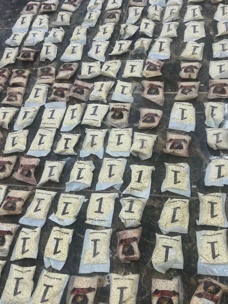 Last night, the Jordanian Army thwarted 2 infiltration attempts by Captagon smugglers coming from South Syria. 100,000s Captagon pills were seized. The packs bear the Lamborghini logo and the made in Germany marking - which is now the most widespread design