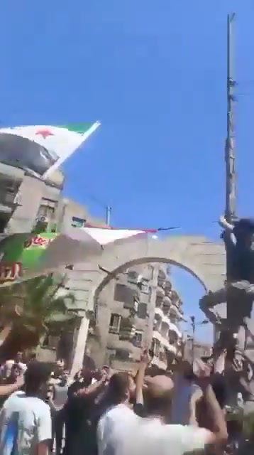 In Jarmana near Damascus, the new Syrian flag is being removed