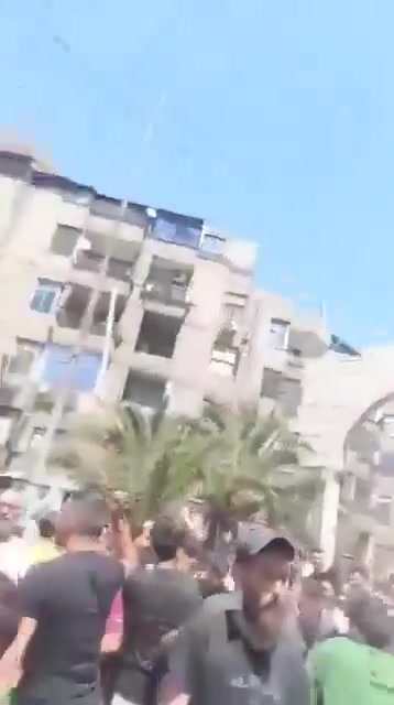 In Jarmana near Damascus, the new Syrian flag is being removed