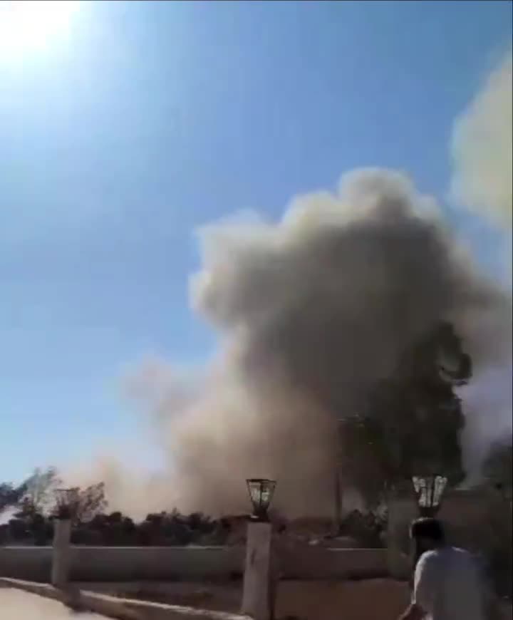 Airstrikes hit the Al-Kiswah area in the Damascus countryside.