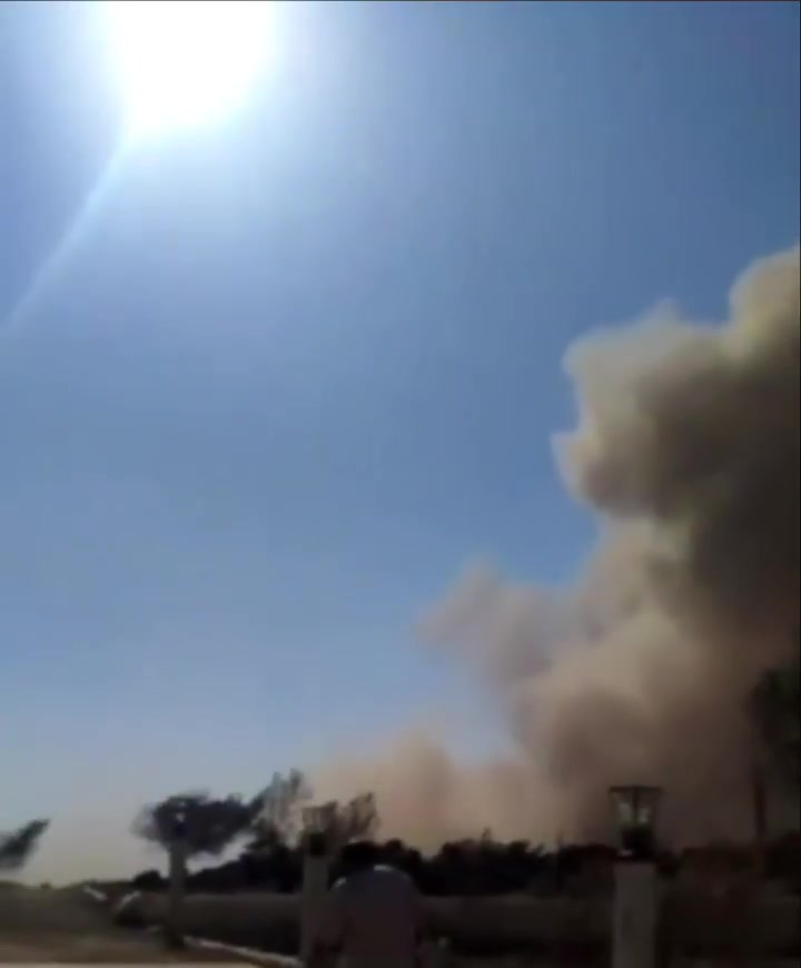 Airstrikes hit the Al-Kiswah area in the Damascus countryside.