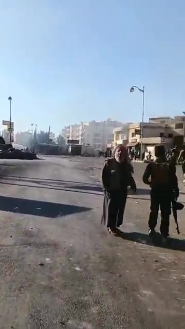 Violent clashes erupted on the Omran roundabout in the center of Sweida between tribal fighters and armed militias.