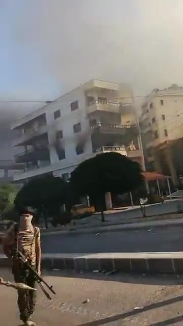 Violent clashes erupted on the Omran roundabout in the center of Sweida between tribal fighters and armed militias.