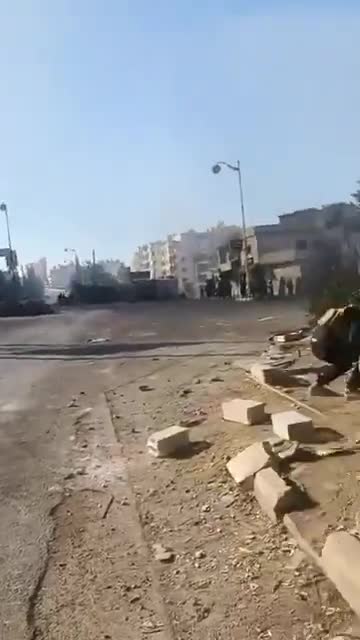 Violent clashes erupted on the Omran roundabout in the center of Sweida between tribal fighters and armed militias.