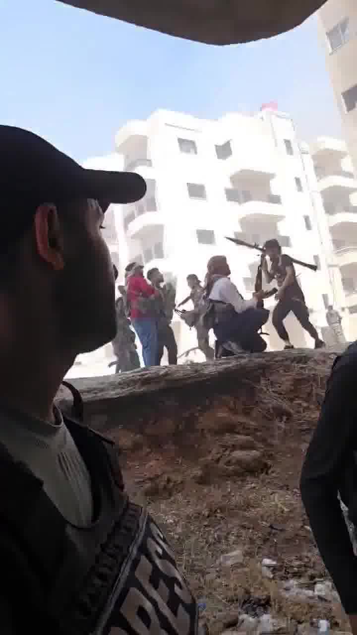 South Syria: a side of the clashes inside the city of Suwayda where tribal fighters are advancing.  ~20% of the city are turned into a war zone