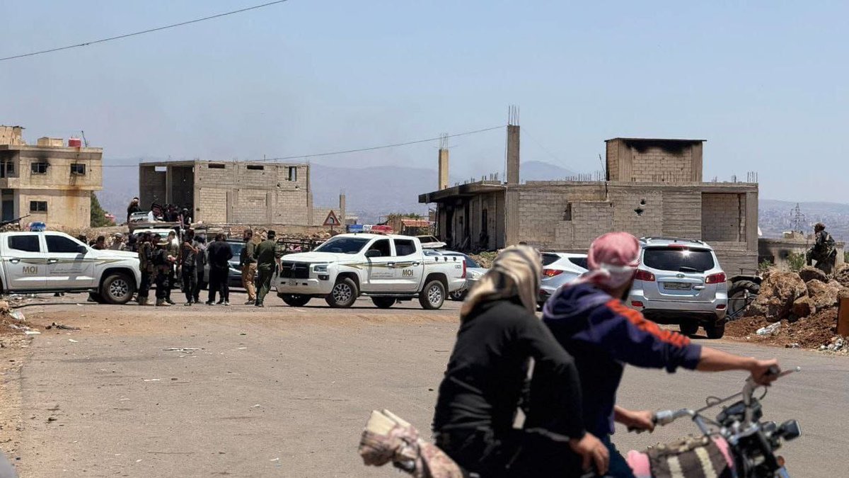 Public security checkpoints prevent reinforcements from reaching the area to break the siege on the tribal forces in Ariqa.