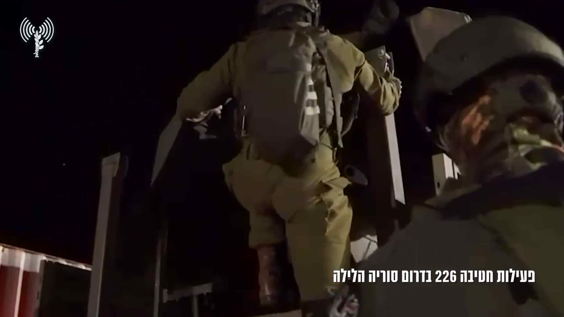 Żołnierze izraelskiej armii przesłuchali kilku podejrzanych o handel bronią i przejęli ją podczas nocnego nalotu w południowej Syrii, poinformowało wojsko. Żołnierze 226. Rezerwowej Brygady Spadochronowej oraz śledczy z jednostki 504 Zarządu Wywiadu działali w miejscowości Hader, tuż za granicą. Siły Obronne Izraela (Israeli army) poinformowały o przesłuchaniu kilku podejrzanych o handel bronią, co, wraz z wcześniejszymi informacjami wywiadowczymi, doprowadziło żołnierzy do czterech miejsc w okolicy, gdzie przechowywano broń.