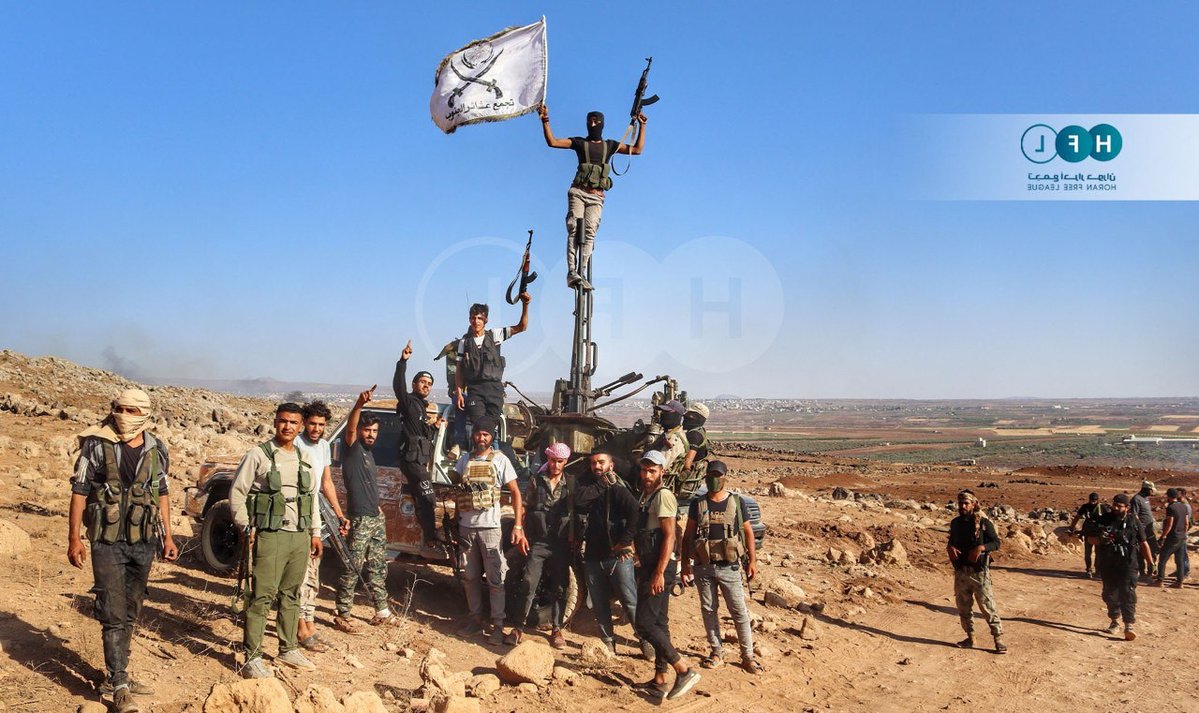 Beduini/bojownicy plemienni (Unia Południowa) na szczycie Tell Hadid (Zachodnia Suwajda) po odbiciu go dziś z rąk bojowników druzyjskich