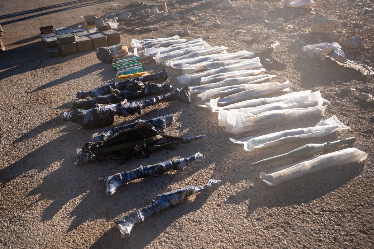 Israelische Armee: Streitkräfte der „Bergbrigade (810) an den Hängen des Berges Hermon im Süden Syriens: Verdächtige festgenommen und mehr als 300 Waffen beschlagnahmt