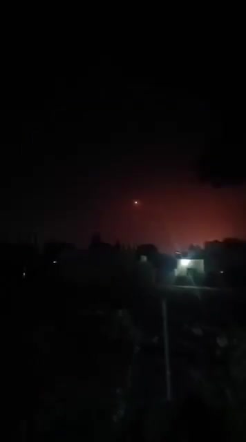 קטעי וידאו מראים את הרגע שבו מטוסי קרב ביצעו תקיפות אוויריות על הר אל-מנעא, סמוך לעיר אל-כיסווה, מדרום לדמשק.