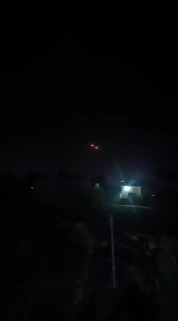 קטעי וידאו מראים את הרגע שבו מטוסי קרב ביצעו תקיפות אוויריות על הר אל-מנעא, סמוך לעיר אל-כיסווה, מדרום לדמשק.