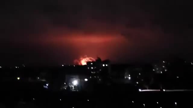 مزيد من المشاهد للغارات الجوية الإسرائيلية على كتيبة الدفاع الجوي ومستودعات السلاح في شنشنار بريف حمص.  الطيران الحربي الإسرائيلي يستهدف كلية الدفاع الجوي في محيط مدينة حمص