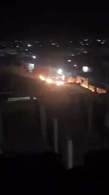 Sceny ukazujące naloty i rewizje domów przeprowadzone przez milicję SDF o świcie w mieście Tabka, w wyniku których zginęło dwóch cywilów, inni zostali ranni, a ponad 15 osób zostało aresztowanych.