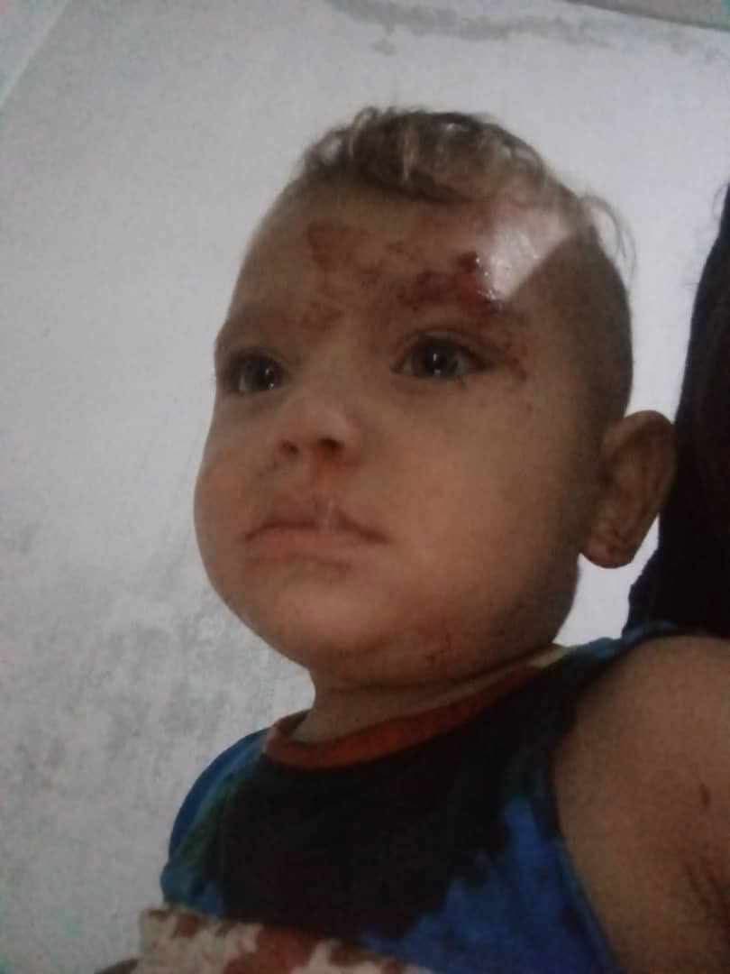 Sceny ukazujące naloty i rewizje domów przeprowadzone przez milicję SDF o świcie w mieście Tabka, w wyniku których zginęło dwóch cywilów, inni zostali ranni, a ponad 15 osób zostało aresztowanych.