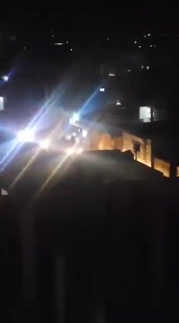 Sceny ukazujące naloty i rewizje domów przeprowadzone przez milicję SDF o świcie w mieście Tabka, w wyniku których zginęło dwóch cywilów, inni zostali ranni, a ponad 15 osób zostało aresztowanych.