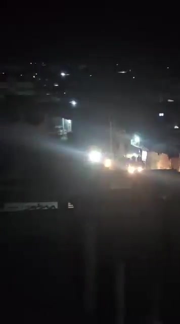 Sceny ukazujące naloty i rewizje domów przeprowadzone przez milicję SDF o świcie w mieście Tabka, w wyniku których zginęło dwóch cywilów, inni zostali ranni, a ponad 15 osób zostało aresztowanych.