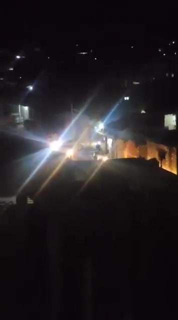 Sceny ukazujące naloty i rewizje domów przeprowadzone przez milicję SDF o świcie w mieście Tabka, w wyniku których zginęło dwóch cywilów, inni zostali ranni, a ponad 15 osób zostało aresztowanych.