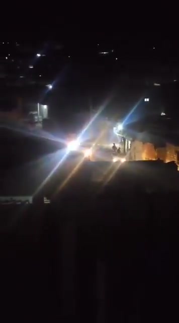 Sceny ukazujące naloty i rewizje domów przeprowadzone przez milicję SDF o świcie w mieście Tabka, w wyniku których zginęło dwóch cywilów, inni zostali ranni, a ponad 15 osób zostało aresztowanych.