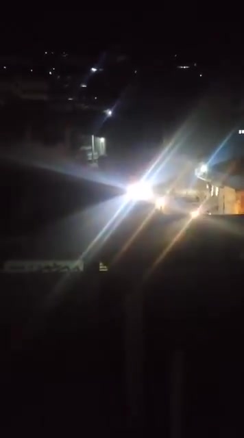 Sceny ukazujące naloty i rewizje domów przeprowadzone przez milicję SDF o świcie w mieście Tabka, w wyniku których zginęło dwóch cywilów, inni zostali ranni, a ponad 15 osób zostało aresztowanych.