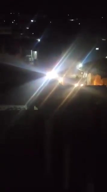 Sceny ukazujące naloty i rewizje domów przeprowadzone przez milicję SDF o świcie w mieście Tabka, w wyniku których zginęło dwóch cywilów, inni zostali ranni, a ponad 15 osób zostało aresztowanych.