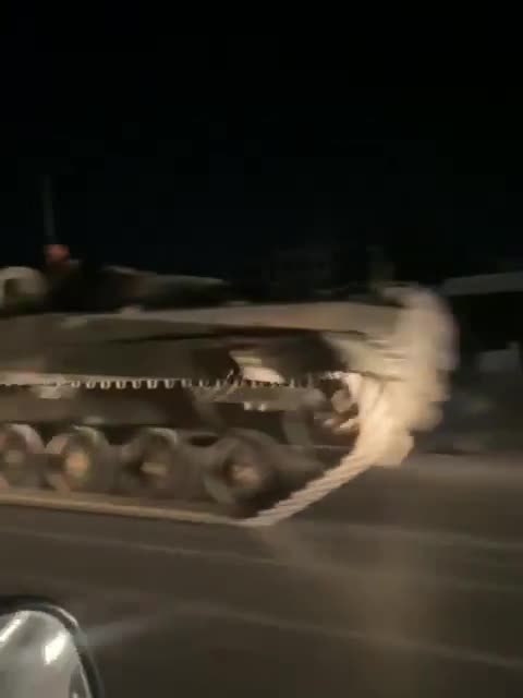 Heavy military vehicles of the Ministry of Defense moved towards the Sheikh Maqsoud and Ashrafieh neighborhoods in Aleppo.