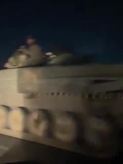 Heavy military vehicles of the Ministry of Defense moved towards the Sheikh Maqsoud and Ashrafieh neighborhoods in Aleppo.