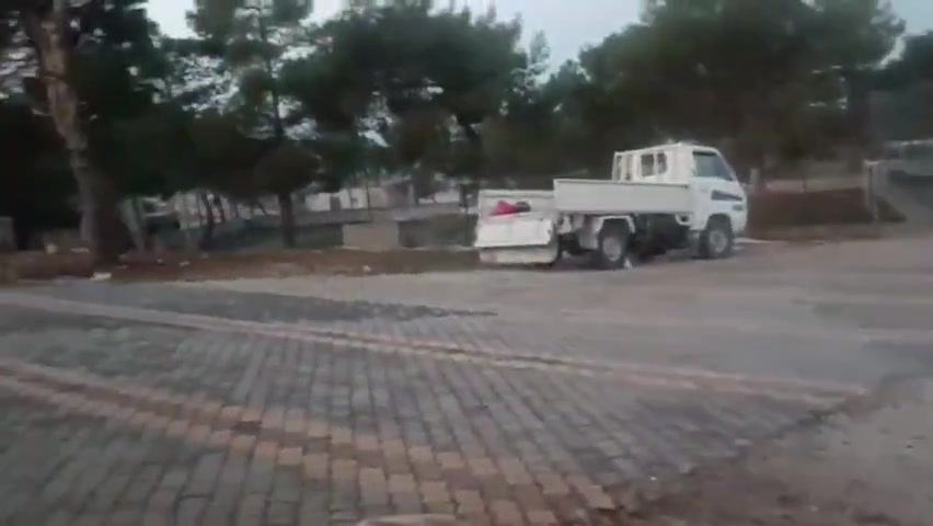 The Security forces launched last night an operation on the French camp, hosting foreign fighters and their families near Harem (N. Idlib). Target of the operation is Omar Diaby, the leader of a group accused to have abducted a girl. Sporadic clashes erupted; the camp is surrounded