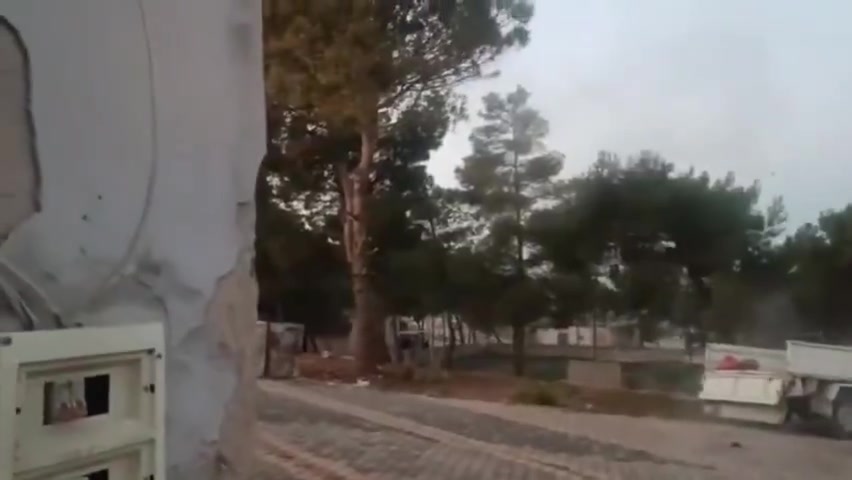 The Security forces launched last night an operation on the French camp, hosting foreign fighters and their families near Harem (N. Idlib). Target of the operation is Omar Diaby, the leader of a group accused to have abducted a girl. Sporadic clashes erupted; the camp is surrounded