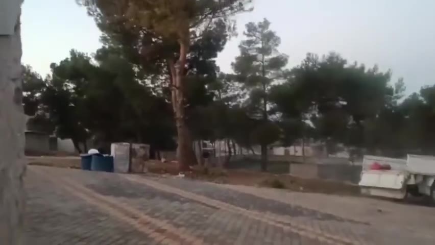 The Security forces launched last night an operation on the French camp, hosting foreign fighters and their families near Harem (N. Idlib). Target of the operation is Omar Diaby, the leader of a group accused to have abducted a girl. Sporadic clashes erupted; the camp is surrounded