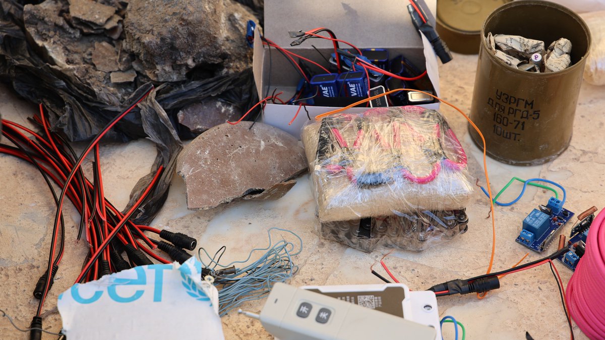 Syria: on first day of the large scale anti-ISIS operation, 61 raids were conducted across different provinces and 71 individuals arrested. A number of medium and high-level IS figures were captured. Some of them were hiding in areas with Christian & Druze presence (Homs &Syria: photos showing the aftermath of today's raids against ISIS cells in several areas, including Idlib & Homs provinces. Seized equipment includes weapons, IEDs, grenades, ammunition and a thermal scope