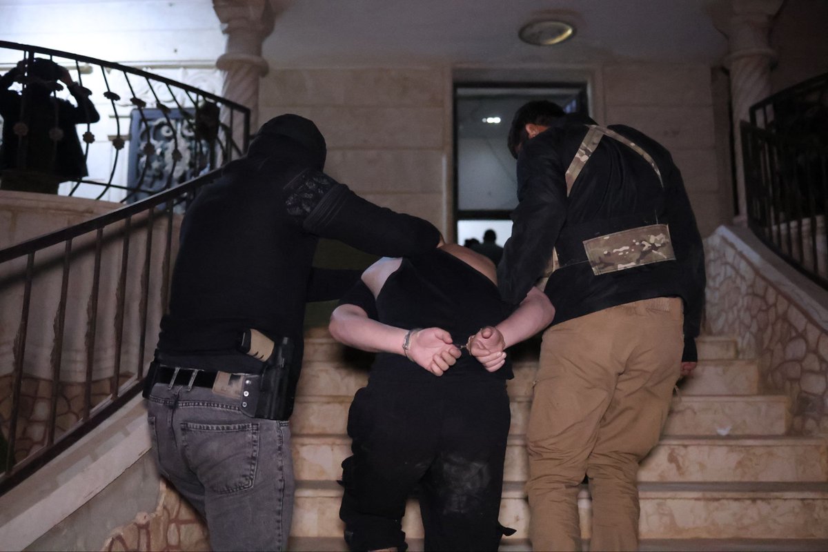 Security forces conducted an anti-ISIS raid in Kanaker, S. of Damascus. 3 fighters were arrested after clashes. Truck full of weapons and ammunition was seized, including TNT, IEDs and silencers (suggesting this cell was involved in assassinations)