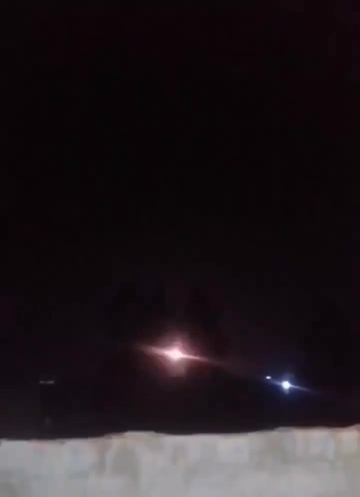 US-Luftangriffe und Raketenangriffe zielten auf mehrere Stellungen des Islamischen Staates und mit ihm verbundene Einrichtungen in Syrien. US-Kriegsminister Hegseth nannte dies die „Operation Hawkeye Strike und erklärte, es handele sich um eine Vergeltungserklärung gegen den Islamischen Staat.